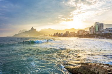Rio de Janeiro şehrindeki Ipanema plajında gün batımı.