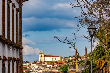 Minas Gerais 'deki tarihi şehir Ouro Preto' nun kuleleri ve kiliseleriyle manzarası
