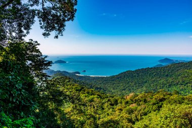 Castelhanos Sahili, Sao Paulo 'nun kuzey kıyısındaki Ilhabela adasında yağmur ormanlarının ortasından görüldü.