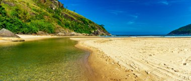 Nehir, Sao Paulo kıyısındaki Ilhabela adasındaki Bonete plajında denize akıyor.