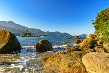 Castelhanos sahilindeki kayalıklar Sao Paulo sahilindeki Ilhabela adasında.