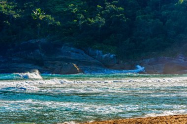 Sao Paulo sahilindeki Ilhabela adası üzerinde gün batımı