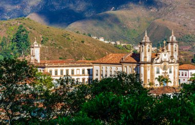 Ouro Preto 'nun tarihi barok kiliseleri tepeler ve bitkiler arasında.