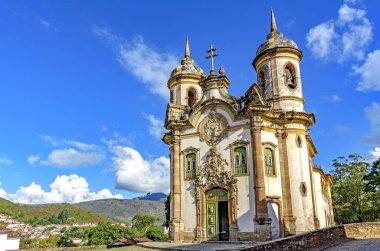 Minas Gerais 'in ünlü şehri Ouro Preto' da güneşin aydınlattığı tarihi barok kilisesinin ön manzarası.