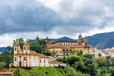 Minas Gerais 'deki Ouro Preto şehrinde çok sayıda kilise ve tarihi barok binalar var.