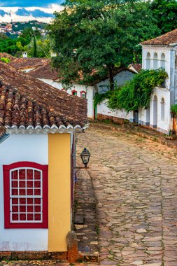 Minas Gerais 'deki Tirandentes şehrinde taş döşeli cadde ve eski sömürge evleri