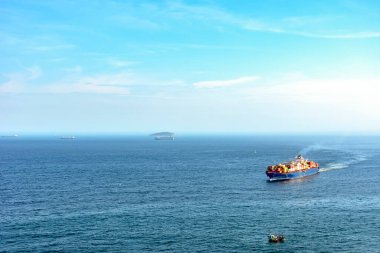 Brezilya 'nın Rio de Janeiro sahiline varan konteynırlarla dolu kargo gemisi