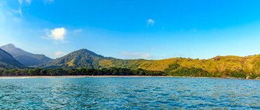 Denizden görünen Ilhabela adasındaki Bonete plajına varış