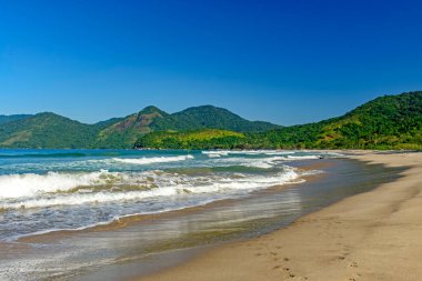 Ilhabela 'daki Bonete plajının panoramik görüntüsü. Deniz, tepeler ve etrafını saran ormanlar.