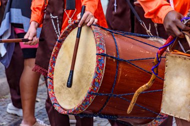 Brezilya sokaklarında tipik bir kutlama sırasında süslenmiş davul.