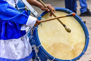 Brezilya sokaklarında dini festival sırasında mavi ahşap davul