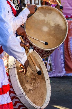 Brezilya sokaklarında Afro-Brezilya kültürünün dini bir tezahürü sırasında renkli bateristler