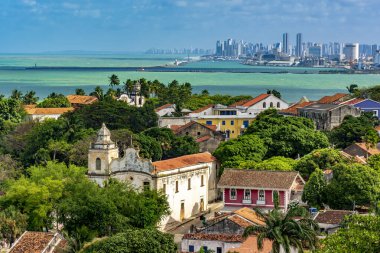 Recife şehri ve onun binaları ve denizi Pernambuco eyaletindeki tarihi evleri ve kiliseleriyle Olinda şehrinden görüldü.