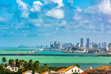 Recife şehri ve binaları ve denizi Brezilya 'nın Pernambuco eyaletindeki Olinda şehrinden görüldü.