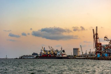 Recife limanı, Pernambuco 'nun başkenti, Brezilya gün batımında