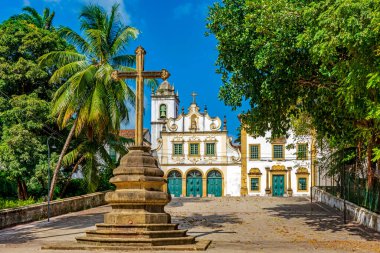 Olinda, Pernambuco, Brezilya 'da tarihi barok kilisesi ve taş haçla dolu bir meydan.