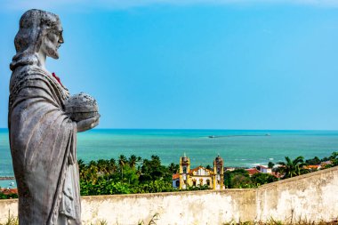 Şehir kiliselerine ve Olinda Denizi 'ne bakan İsa' nın barok heykeli.