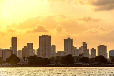 Pernambuco eyaletindeki Recife şehrinin gökdelenlerinin arkasında gün batımı