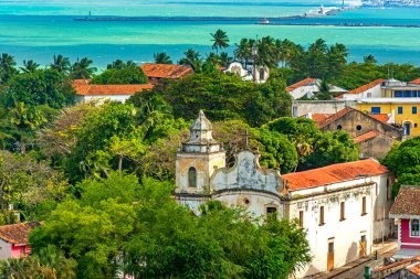 Denize bakan bitki örtüsü arasında köşkleri ve kiliseleri olan tarihi Olinda kenti.