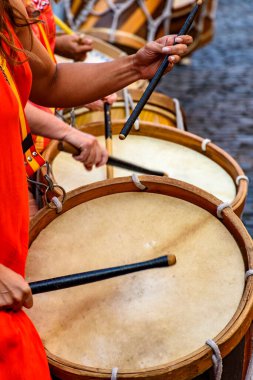 Geleneksel Brezilya karnavalında Recife sokaklarında davul çalınıyor