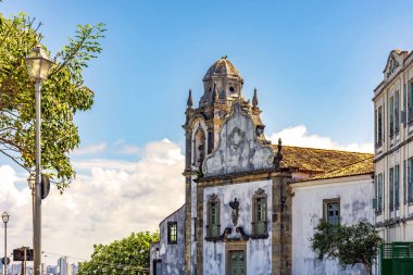 Brezilya 'nın kuzeydoğusundaki Pernambuco eyaletinde Olinda şehrinin sokaklarında yaşlanmış kilise cephesi