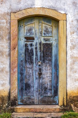 Minas Gerais 'deki Ouro Preto şehrindeki eski bir barok kilisesinde ahşap kapı oyulmuş.