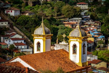 Minas Gerais 'deki Ouro Preto şehrindeki eski bir barok kilisesinin kulesi.