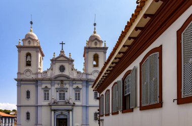 Minas Gerais eyaletinin Diamantina şehrindeki katedral ve tarihi evler cephesi