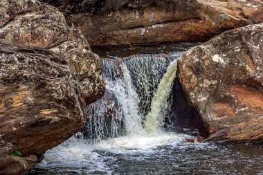 Diamantina, Minas Gerais 'deki Biribiri dağ sırasının kayaları arasında akarsu ve şelale