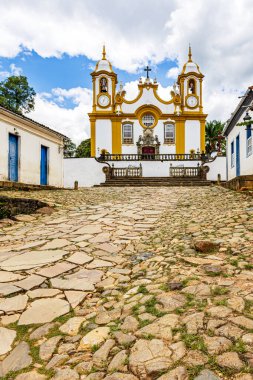 Minas Gerais 'in tarihi kenti Tiradentes' teki kaldırım taşları ve barok kilisesi.