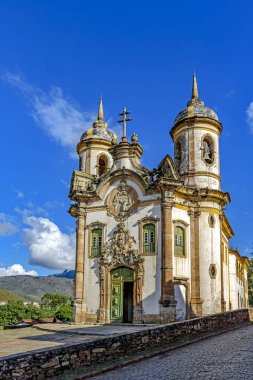Tarihi Ouro Preto şehrindeki Barok Katedrali. Güneşle aydınlatılıyor.