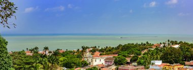 Deniz ve tropikal bitki örtüsüyle Pernambuco eyaletinin Olinda şehrinin panoraması