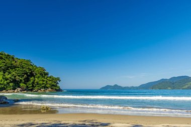 Sao Paulo 'daki Ilhabela adasındaki Castelhanos plajında dağlar, orman ve deniz.