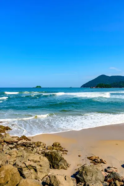 Sao Paulo kıyısındaki Guaruja 'da terk edilmiş ve korunmuş bir plaj.