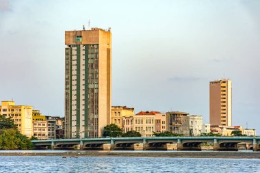 Pernambuco 'daki Recife şehrinin Capibaribe Nehri üzerindeki geleneksel köprüleri