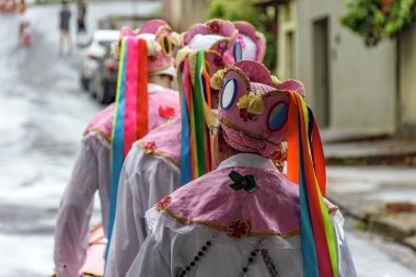 Brezilya 'nın Minas Gerais kentinde düzenlenen popüler bir dini festival olan Congado' ya katılan renkli ve süslü kıyafetler giymiş bir grup.