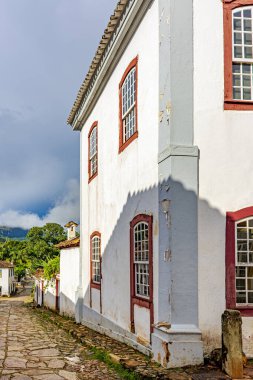 Minas Gerais 'deki tarihi Tiradentes şehrinde sokak ve evler