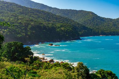 Ilhabela, Sao Paulo sahilinde dağların ve tropikal ormanların buluşması