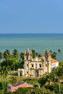 Pernambuco 'daki Olinda şehrinde denizin önündeki tarihi barok kilisesi.