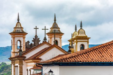 Minas Gerais 'in tarihi kenti Mariana' daki bir barok kilisesinin kuleleri ve haçları