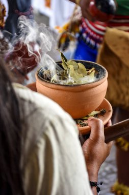 Brezilya 'da geleneksel bir Umbanda sigara içme töreninde kil bir tencerede yanan otlar.