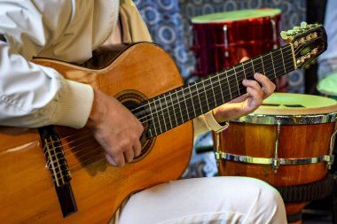 Brezilya 'nın popüler müzik sunumu sırasında sahnede akustik gitarist