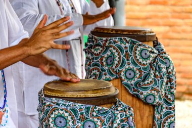 Bu atabak Umbanda 'daki bir dini festival sırasında perküsyonistler tarafından çalınıyor.