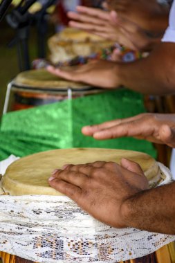 Brezilya 'da düzenlenen bir Umbanda dini ayini sırasında kumaşla süslenmiş birkaç atabak davulu.