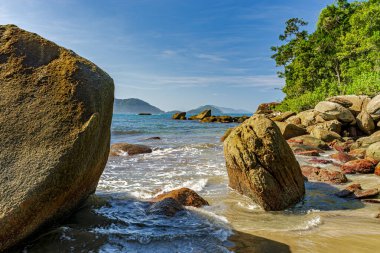 Ilhabela 'daki Paradisiacal plajı çevreleyen kayalar, deniz, orman ve tepeler