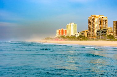 Barra da Tijuca sahilinde gün doğumu Rio de Janeiro şehrindeki dalgakıran iskelesinden görülüyor.