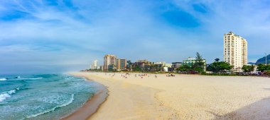 Sabah Barra da Tijuca sahilinde, Rio de Janeiro şehrinin en ünlü binalarından biri denize bakan binalarıyla