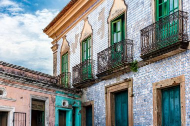 Salvador, Bahia 'da Pelourinho' da fayanslı duvarı olan eski bir koloni tarzı ev.