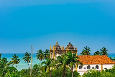 Pernambuco 'nun tarihi kenti Olinda' daki tropikal bitki örtüsünden yükselen eski barok kilisesinin kuleleri.