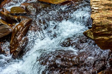 Minas Gerais 'deki kayaların arasından akan bir derenin suyu.